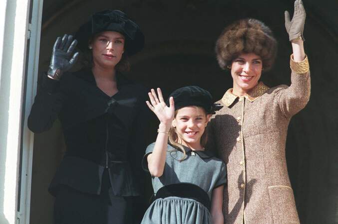 Stéphanie, Charlotte et Caroline saluent le public monégasque depuis le balcon du palais princier, lors de la fête nationale le 19 novembre 1996.