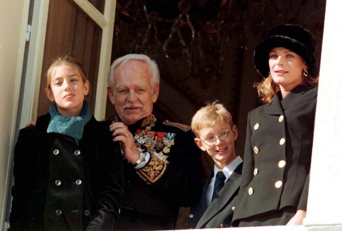Charlotte Casiraghi, le prince Rainier, Pierre Casiraghi et Caroline lors de la fête nationale à Monaco le 19 novembre 1998. 
