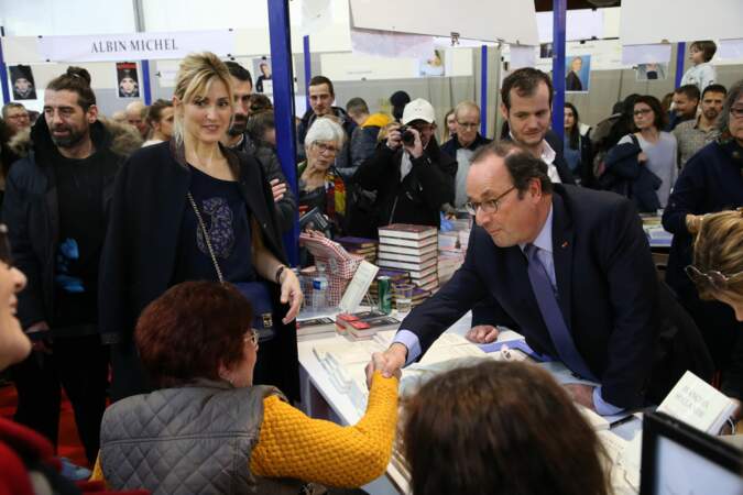 François Hollande en pleine séance de dédicaces à la Foire du livre de Brive, les 9 et 10 novembre 2019