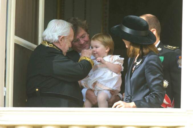 Le prince Rainier avec son gendre Ernst August de Hanovre, sa petite-fille Alexandra, sa fille Caroline et son fils Albert, lors de la fête nationale monégasque, le 19 novembre 2001.