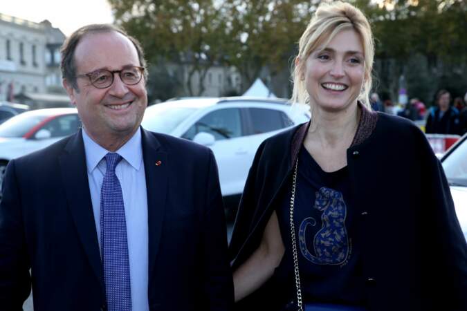 Julie Gayet et François Hollande souriants à la Foire du livre de Brive, les 9 et 10 novembre 2019