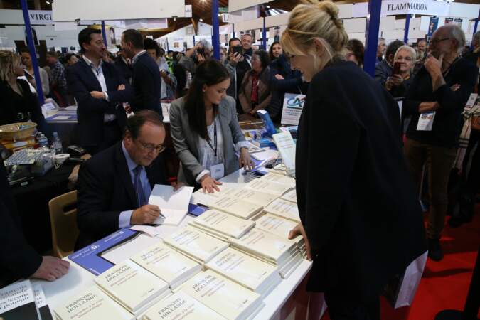 François Hollande et Julie Gayet avec leurs fans à la Foire du livre de Brive, les 9 et 10 novembre 2019