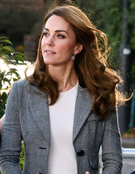 Kate Middleton affiche un look très moderne avec sa veste de blazer.