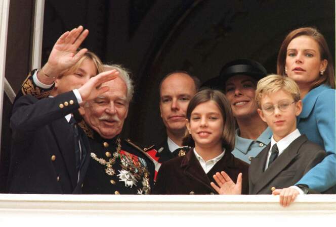 Andrea Casiraghi, le prince Rainier, Albert, Charlotte Casiraghi, Caroline, Pierre Casiraghi et Stéphanie, au balcon du palais princier lors de la fête nationale, le 19 novembre 1997.