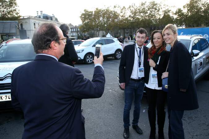 François Hollande prend en photo Julie Gayet avec des fans à la Foire du livre, les 9 et 10 novembre 2019