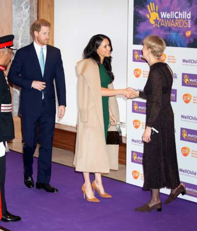 Meghan Markle porte pour la deuxième fois ce manteau camel de la marque Sentaler.
Le prince Harry et Meghan Markle, arrivent à la cérémonie des WellChild Awards à Londres le 15 octobre 2019. 