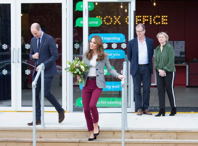 Kate Middleton met de plus en plus souvent des vestes de blazer associées à des pantalons de couleur.