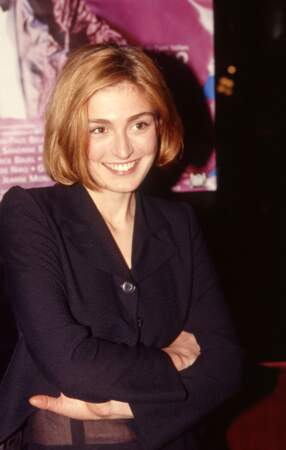 1995 : Elle a les cheveux roux et arbore une coupe au carré avec une raie de côté.