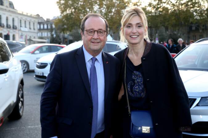 François Hollande et Julie Gayet posent devant les photographes à la Foire du livre de Brive, les 9 et 10 novembre 2019