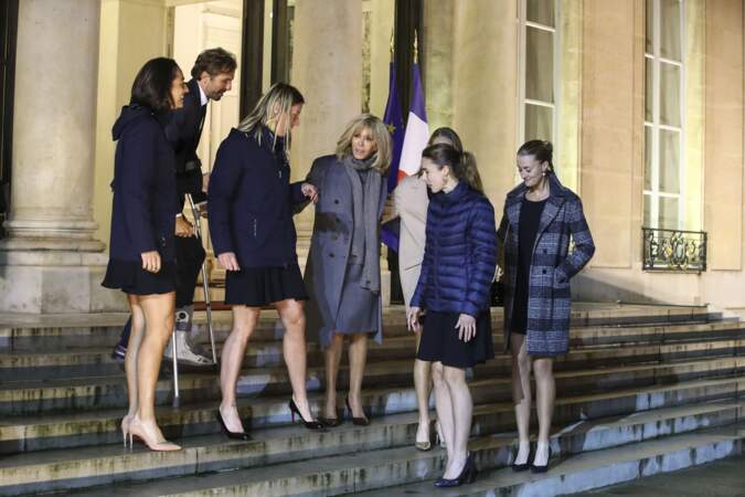 Brigitte Macron a posé avec Alizé Cornet, Fiona Ferro, Caroline Garcia, Kristina Mladenovic, Pauline Parmentier et Julien Benneteau