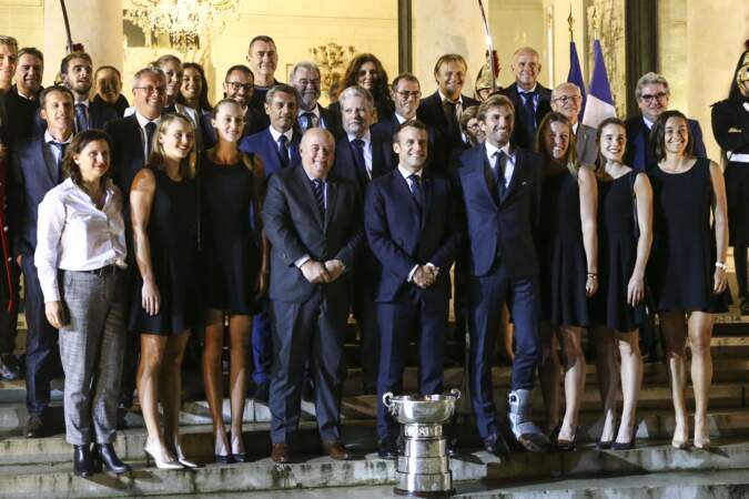 Emmanuel Macron a posé avec les Bleues devant l'Elysée après leur victoire de la Fed Cup
