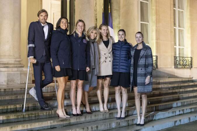 Très élégante dans un manteau bleu, Brigitte Macron a fait une apparition pour féliciter les joueuses de tennis