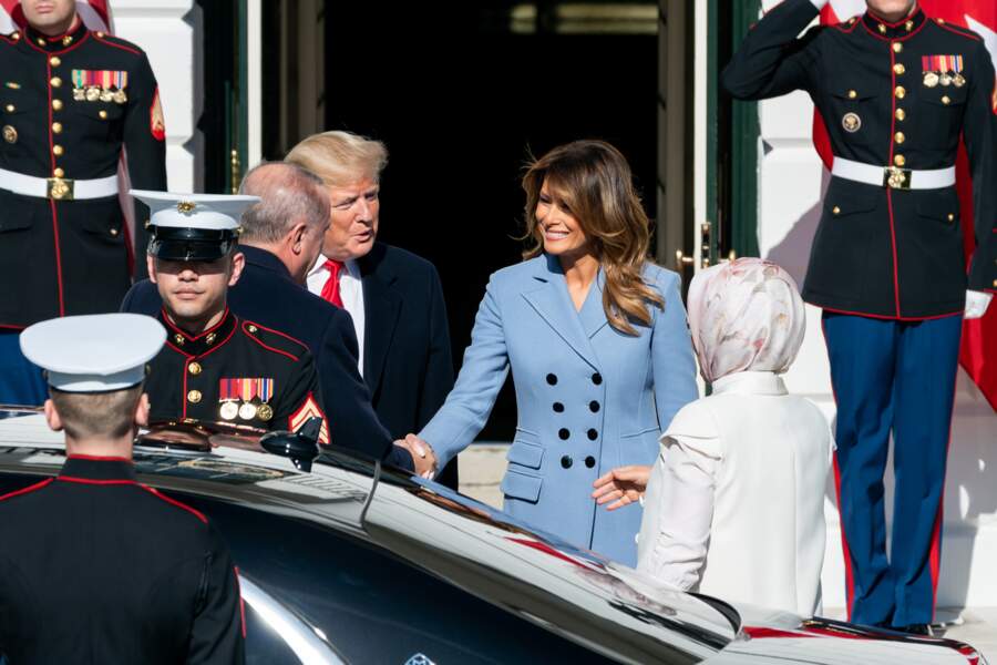 Melania Trump a fait sensation avec ce long manteau Altuzarra, le modèle Janine bleu ciel avec des boutons d'officier.