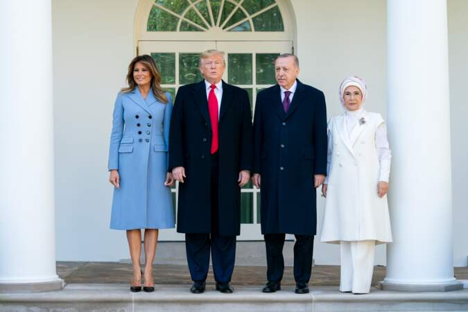 Melania Trump fait sensation avec un manteau bleu ciel de la marque américaine branchée, Altuzarra.