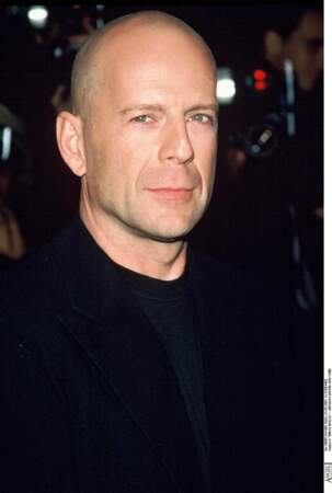 Bruce Willis possède son portrait en féminin. Oreilles, menton, finesse du nez ou encore expressions faciales, tout y est. Rumer Willis est son sosie féminin. 