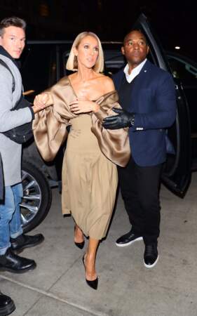 Céline Dion aime aussi le total look beige dans une robe qui dénude ses épaules