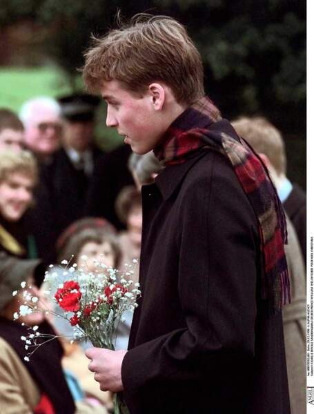 1998 :  Prince William discutant avec la foule le jour de Noël à l'église de Sandringham.