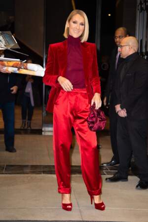 Céline Dion d'une élégance extrême dans cet ensemble mixant différentes nuances de rouge, mais joue aussi sur les matières entre la veste en velours et le pantalon satiné.