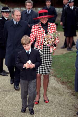 1990 : La Princesse Diana et le Prince William, des cadeaux pleins les mains.