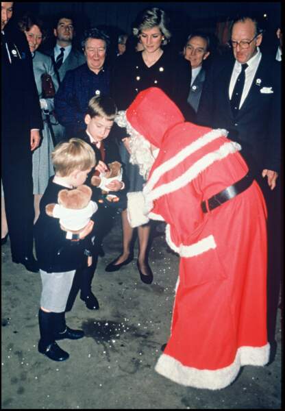1988 : Le Prince Harry rencontre le père Noël aux côtés de la Princesse Lady Diana lors d'une exposition hippique.
