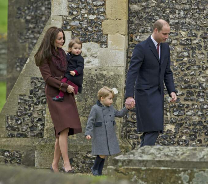 25 décembre 2016 : Kate Middleton et le prince William ont réveillonné avec leurs deux enfants à Englefield, au Royaume Uni, chez les Middleton et sont allés tous ensemble à la messe de Noël.