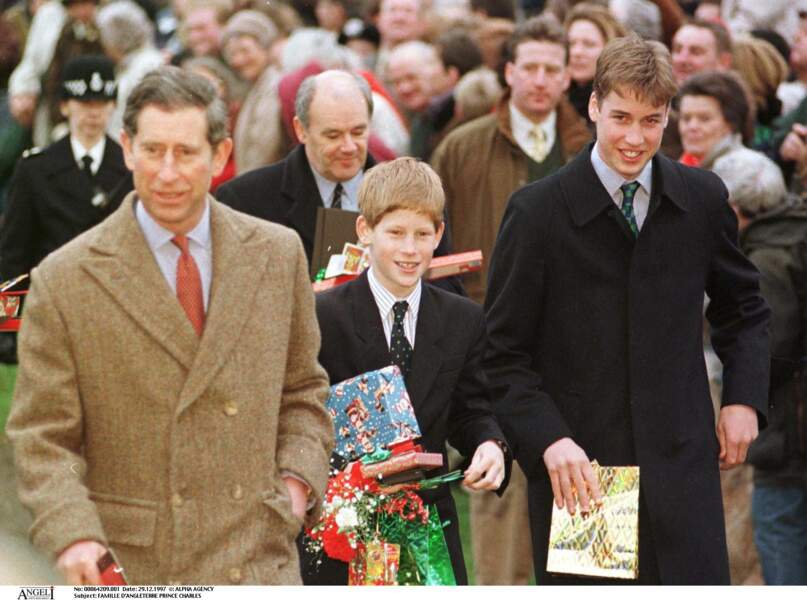 26 décembre 1997 : Le Prince Charles profitant de ses fils, William et Harry à l'église de Sandringham pour les fêtes de Noël.