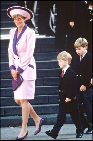 1990 : La princesse Lady Diana présente à Londres avec les Princes William et Harry pour une visite à la Cathédrale de Saint-Paul.