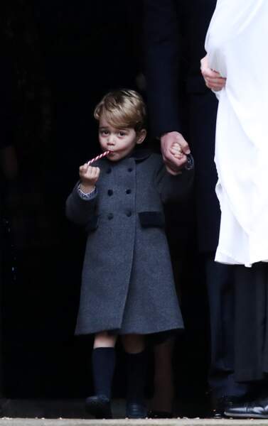 25 décembre 2016 : Le prince George de Cambridge sort de la messe de Noël, sucre d'orge à la bouche.