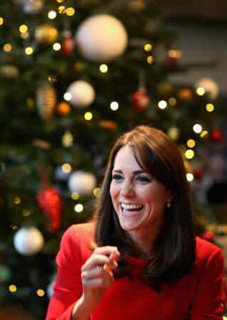 2015 : Kate Middleton, très heureuse pour les fêtes de Noël lors d'une visite à l'école Anna Freud Centre Family School à Londres.