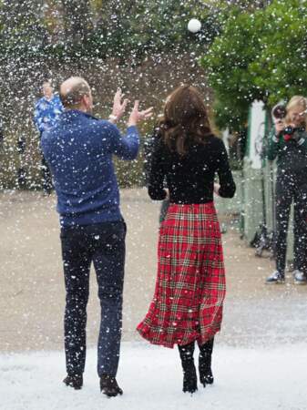 4 décembre 2018 : Le prince William et Kate Middleton, sont arrivés sous la neige, à une fête de Noël pour le personnel de la RAF (Royal Air Force) à Londres. Une arrivée triomphante. 