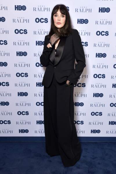 Costume noir et décolleté vertigineux : Isabelle Adjani sublime à la première du documentaire VERY RALPH réalisé par Susan Lacy.