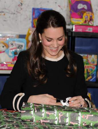 8 décembre 2014 : Kate Middleton, visite le "Northside Center for Child Development", un centre pour les enfants dans le quartier de Harlem à New York. La Princesse aidait les bénévoles à emballer des cadeaux. 