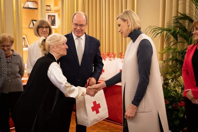 Chaque année, le prince Albert et Charlène de Monaco distribuent des cadeaux aux personnes défavorisées