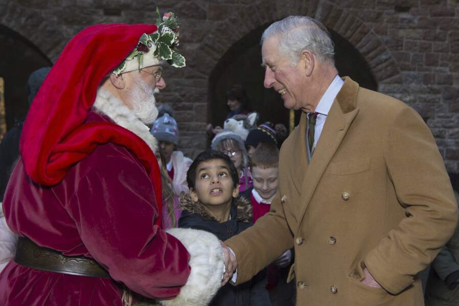 8 décembre 2017 : Le prince Charles, a rendu visite aux bénévoles du Caerphilly Miners Community Centre. Le prince de Galles échange une poignée de main vigoureuse avec le père-noël.