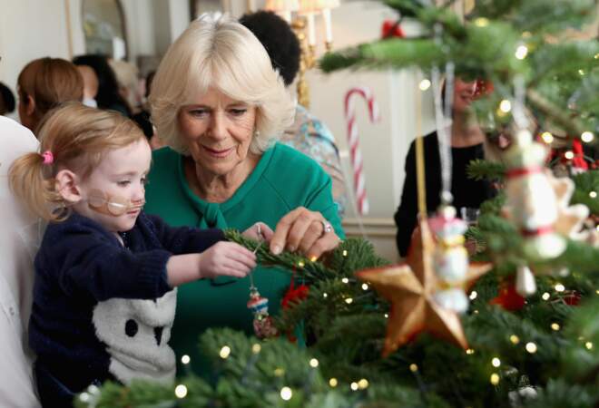 14 décembre 2016 : Camilla Parker Bowles, décore le sapin de Noël de Clarence House avec les enfants d'un hôpital à Londres.