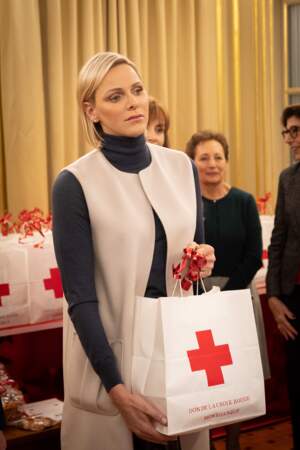 Le 9 novembre dernier, Charlène de Monaco s'est vue remettre la médaille d'or de la Croix-Rouge pour son engagement caritatif