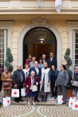 Le prince Albert et Charlène de Monaco on posé avec les bénévoles devant le bureau de la Croix-Rouge