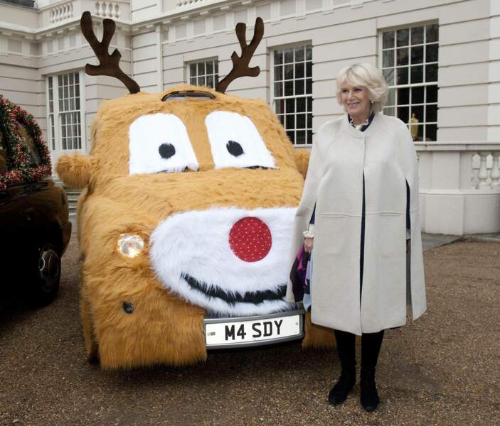  12 décembre 2012 : Camilla Parker Bowles assiste à un déjeuner de charité à l'occasion de la décoration du sapin de Noël de la maison Clarence par des enfants défavorisés.