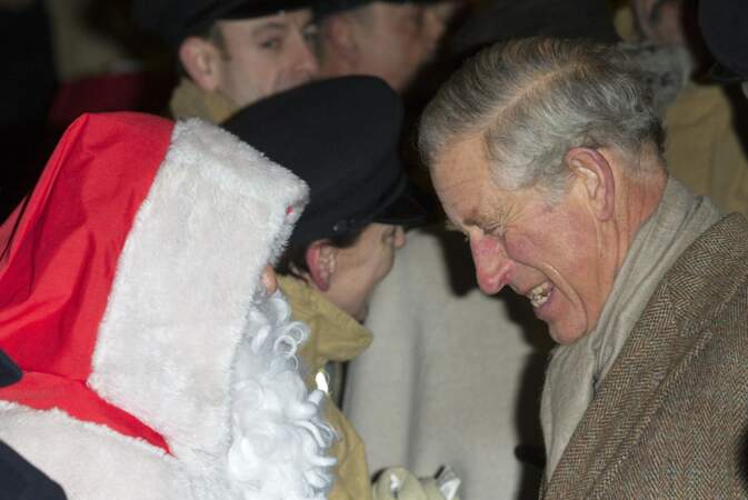 7 décembre 2012 : Le prince Charles assiste aux illuminations de Noël de Tetbury, et s'amuse avec le père Noël. 