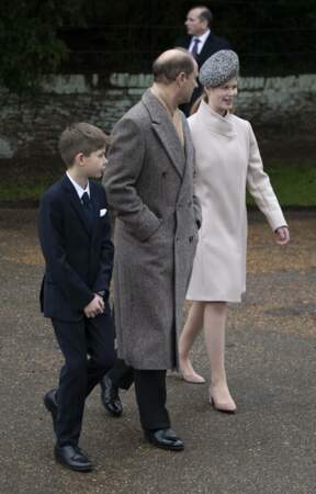 25 décembre 2018 : Le prince Edward, son fils James et sa fille Louise Mountbatten-Windsor assistent, en famille, à la messe de Noël de Sandringham.