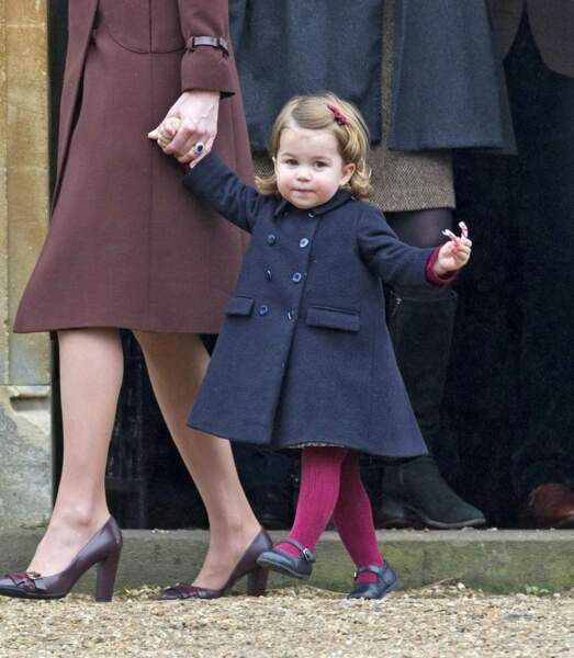 25 décembre 2016 : La princesse Charlotte de Cambridge, qui réveillonnait avec le reste de la famille royale de Cambridge à Englefield, est également sortie sucre d'orge à la main. 