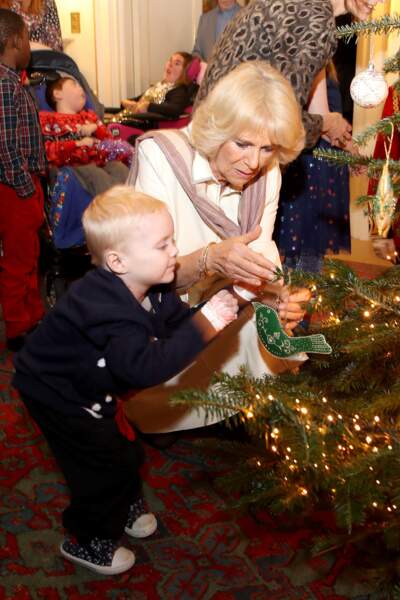 13 décembre 2017 : Camilla Parker-Bowles participe une fois de plus à la décoration du sapin de Noël avec des enfants du centre Helen & Douglas à Londres.