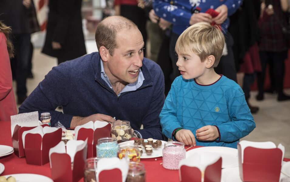 4 décembre 2018 : Le prince William, duc de Cambridge,  aux côtés d'un enfant de la RAF Coningsby et la RAF Marham au palais de Buckingham à Londres. 