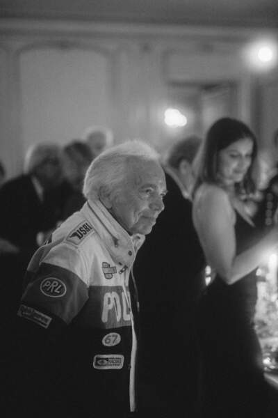 Iconique Ralph Lauren, siégeant près de Laetitia Casta lors du diner à l'Hotel Particulier Marcel Dassault.