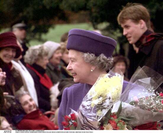 1998 : La Reine Elizabeth tout sourire pour le "Plan Serre" de Noël.