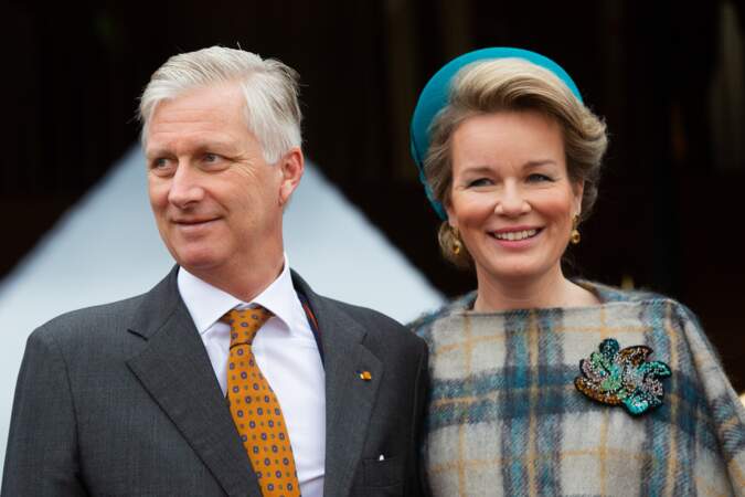 Le Roi Philippe et la Reine Mathilde de Belgique, se rendent à un diner au Luxembourg en octobre 2019. Le Roi est comme à son habitude, imberbe. 