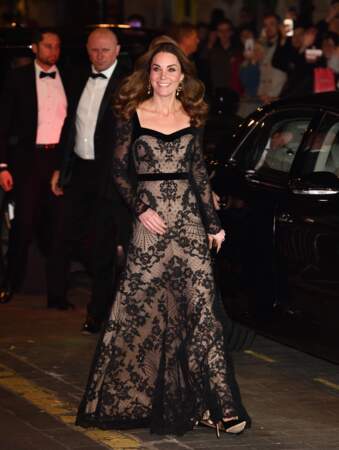 La belle Kate Middleton en robe Alexander McQueen arrive à la soirée Royal Variety Charity, à Londres, le 18 novembre 2019.