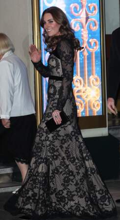 Kate Middleton sublime en robe Alexander McQueen arrive à la soirée Royal Variety Charity, à Londres, le 18 novembre 2019.