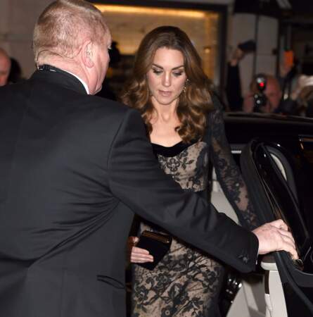 Kate Middleton en mode glamour arrive à la soirée Royal Variety Charity, à Londres, le 18 novembre 2019.