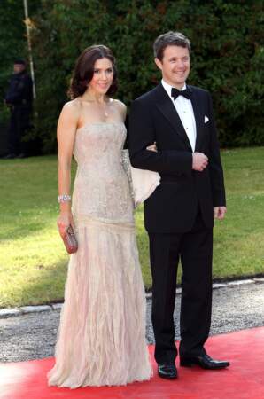 Le Prince Frederik du Danemark, sans barbe lors d'un gala en 2010.